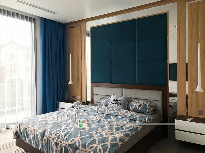 Mẫu thiết kế giường ngủ tối ưu toàn bộ tường bằng vách ốp bọc nỉ xanh, gương ốp tường, vách gỗ ốp,..